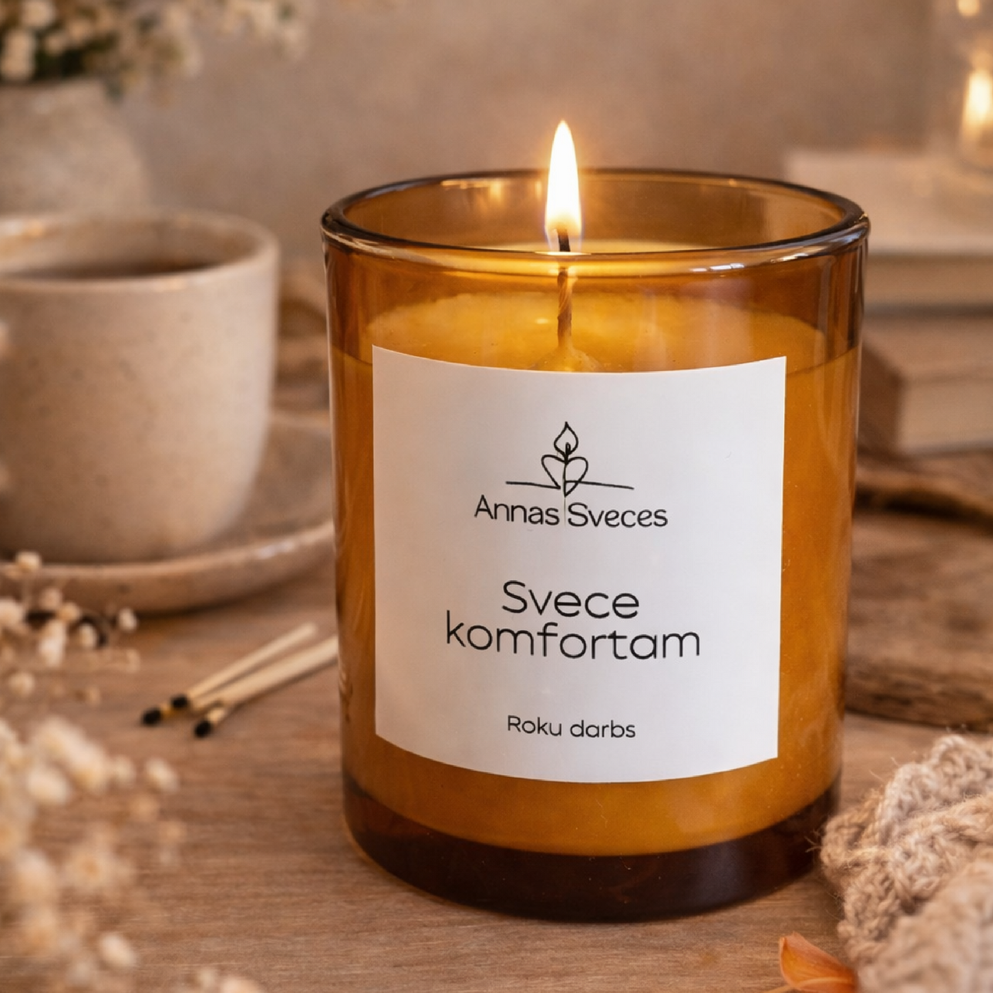 Aromātiskā svece dzintara krāsas traukā